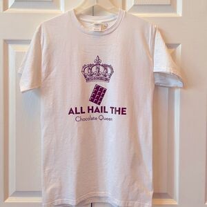 WHITE SHORT SLEEVE CUSTOM INK T-SHIRT “ALL HAIL THE CHOCOLATE QUEEN” in BROWN S